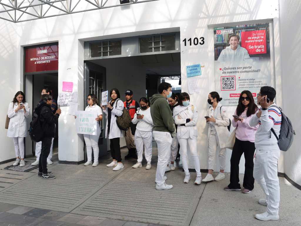 Estudiantes de la UPAEP se manifiestan por mejores condiciones académicas
