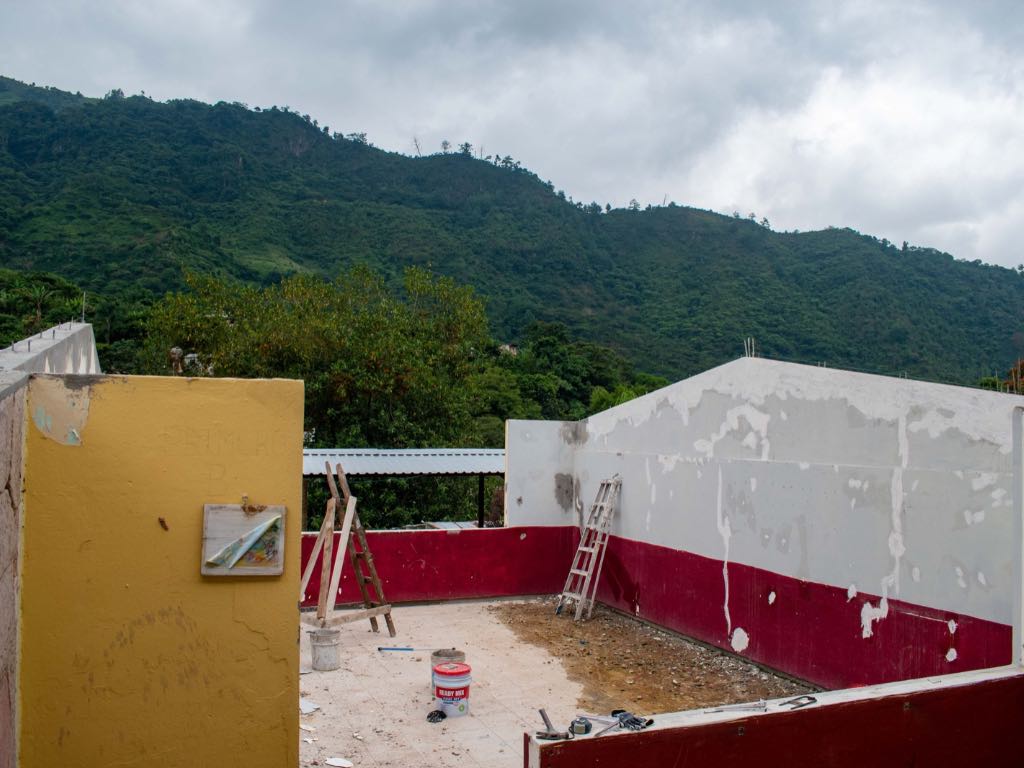 Rehabilitan aulas en la primaria "Niños Héroes" en Huitzilan de Serdán