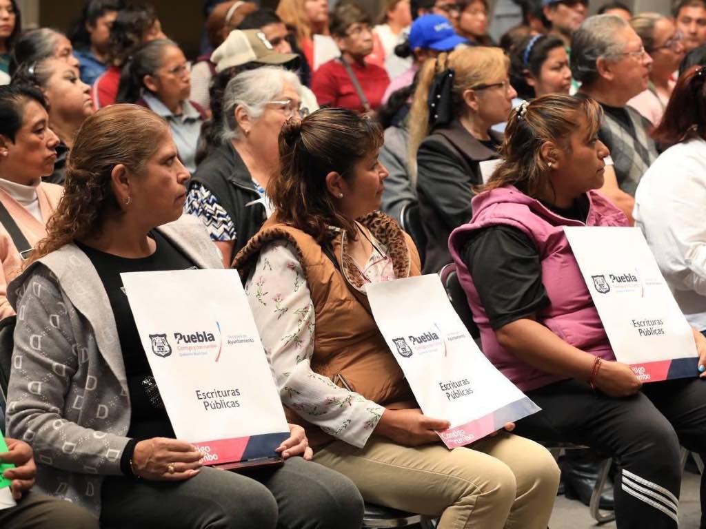 Entregan escrituras a locatarios de Mercados en Puebla