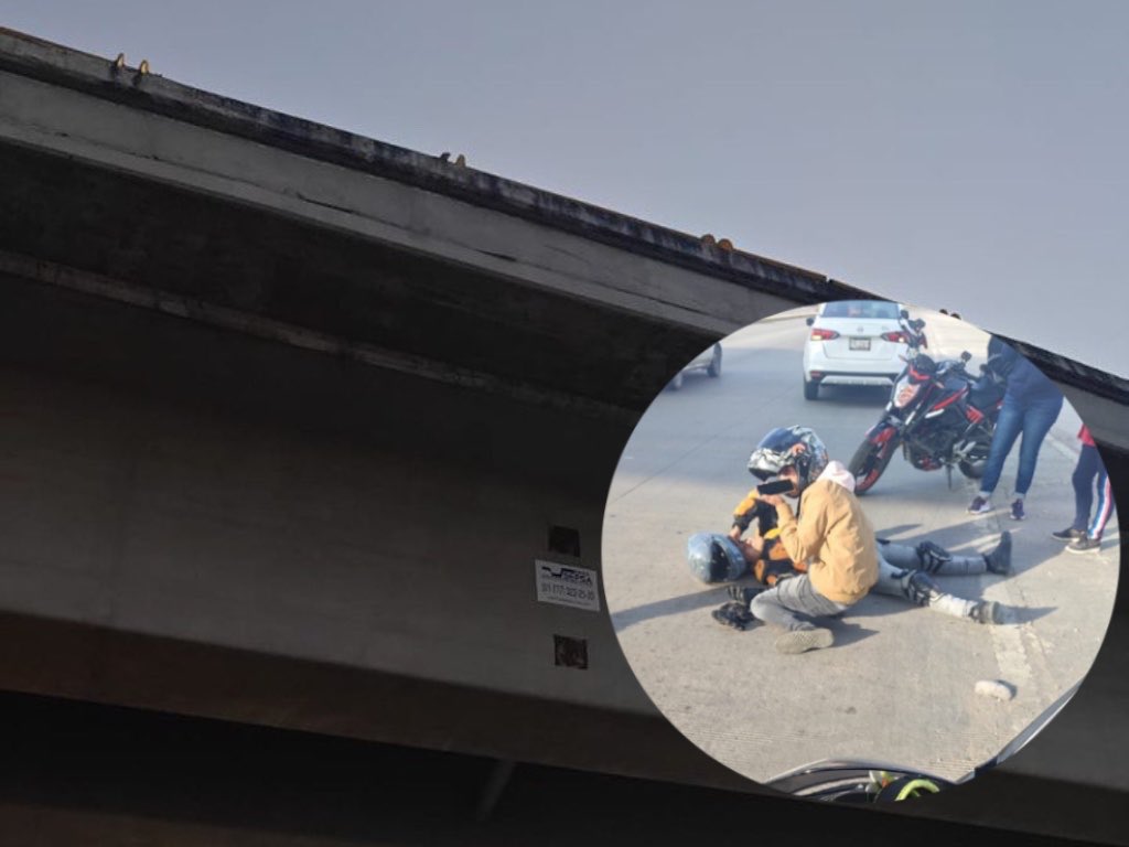 ¡Voló! Motociclista cae de 12 metros de altura desde el puente de la federal a Tehuacán y Periférico Ecológico