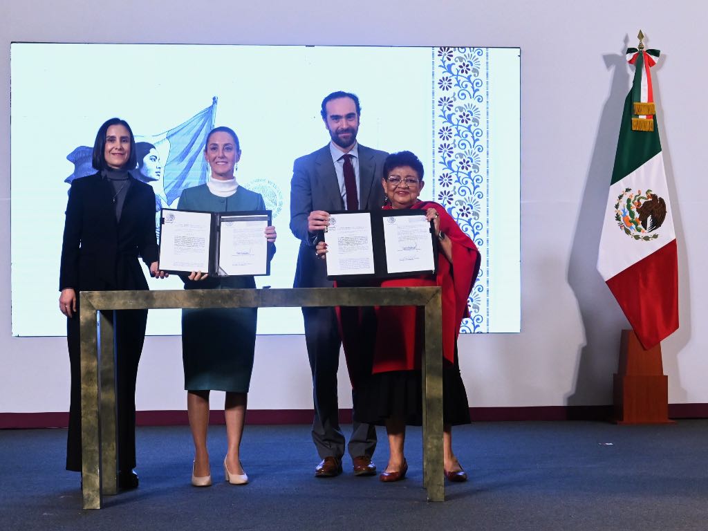 Claudia Sheinbaum firma decreto para regresar PEMEX y CFE como empresas públicas