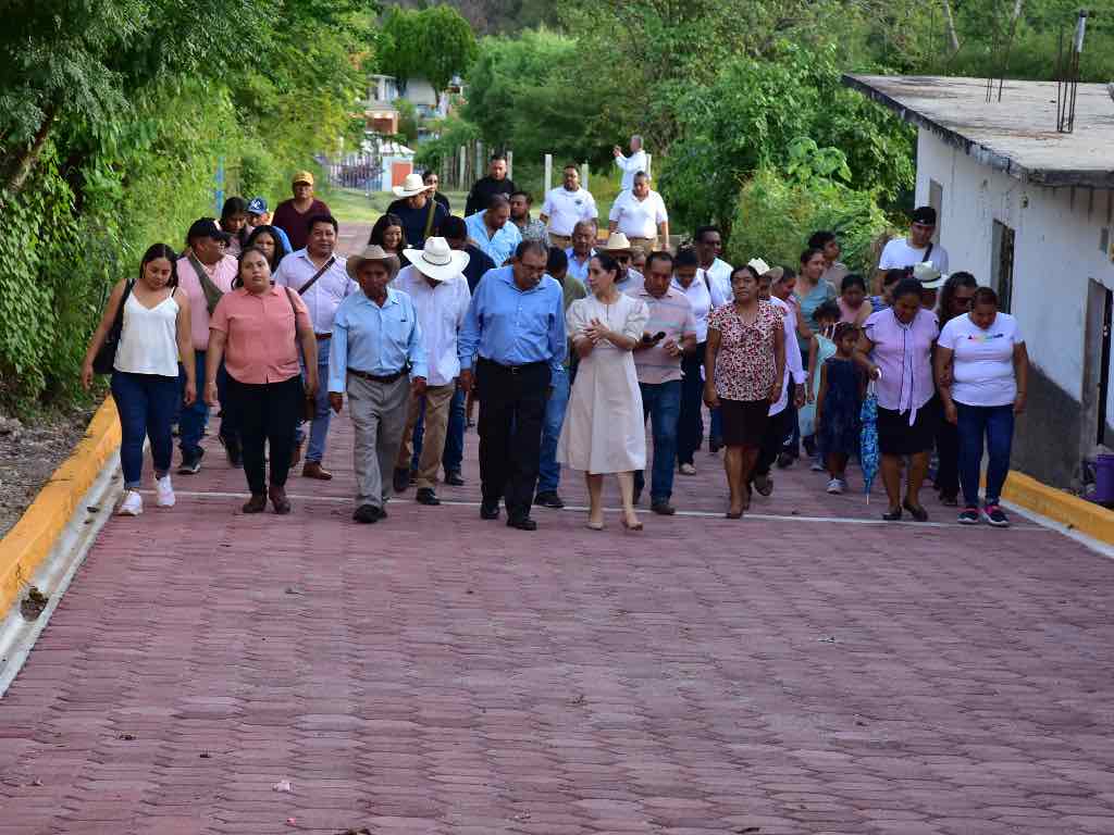 Pavimentan calle en la comunidad de San Miguel de Lozano en Tecomatlán