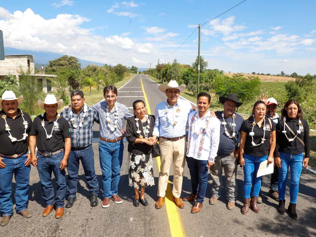 Inauguran tramos carreteros de rutas de evacuación en la región del volcán