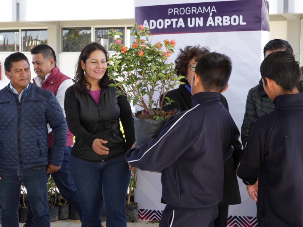Lupita Cuautle arranca la jornada "Adopta un Árbol" en secundaria de San Andrés Cholula