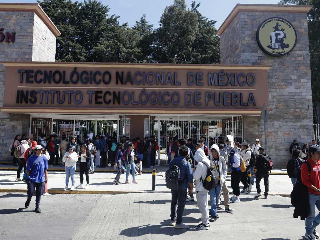 Alumnos del ITP bloquean la Calzada Zaragoza para exigir seguridad tras asalto