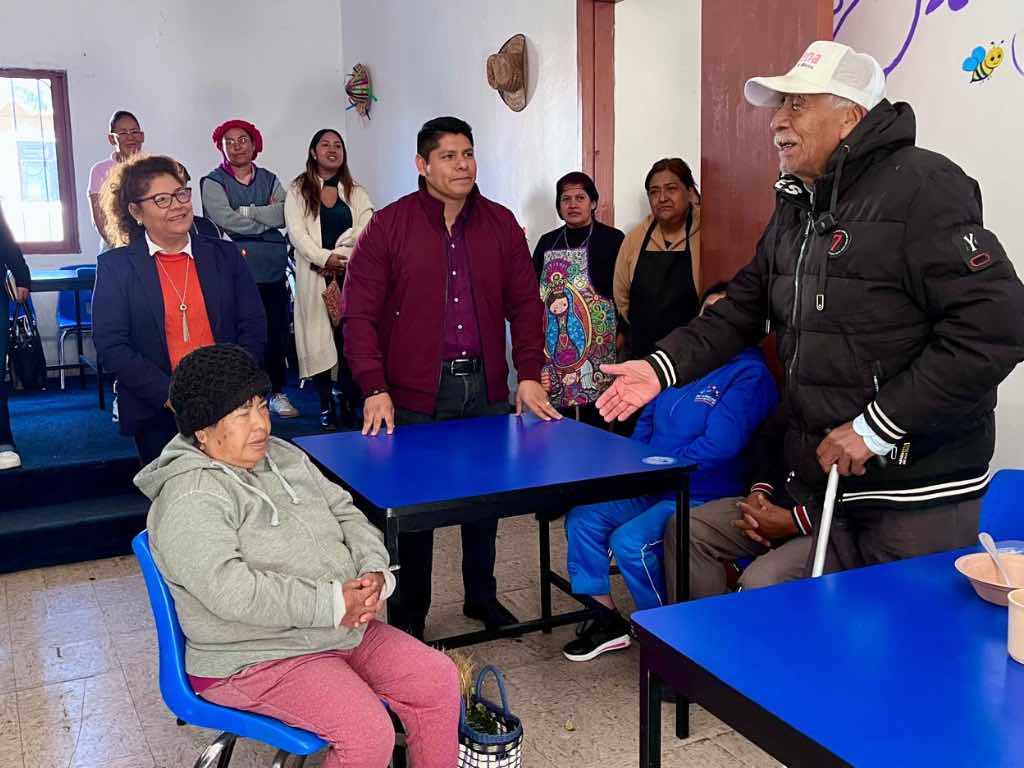 Omar Muñoz y Tere Alfaro visitan la Estancia de Día en Chautenco