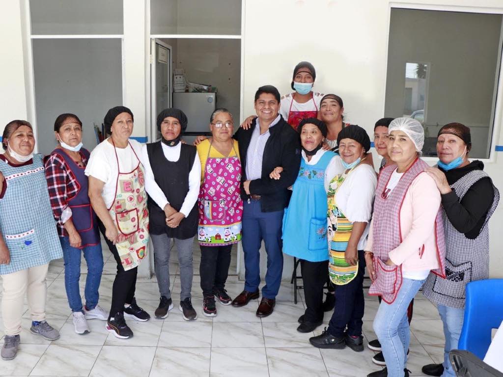 Entrega Omar Muñoz mobiliario en Estancia de Día del DIF en Sanctorum