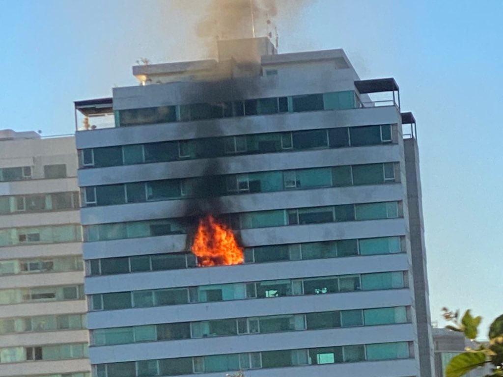 Incendio de dos departamento en el Residencial Torres Palmas deja una persona herida