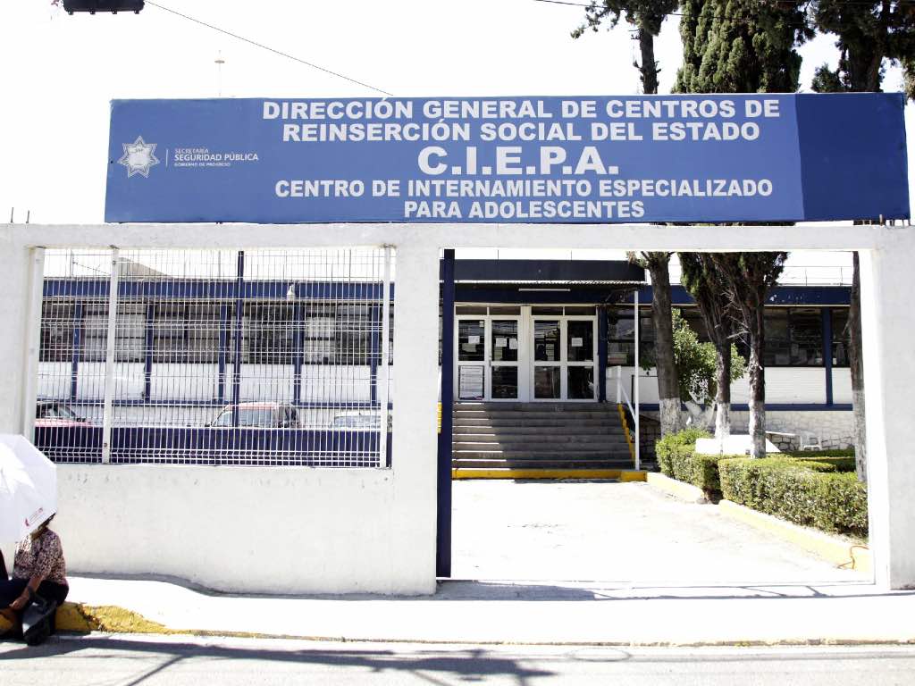 Vinculan a tres adolescentes por abusar sexualmente de su compañero en bachillerato de Hueytamalco