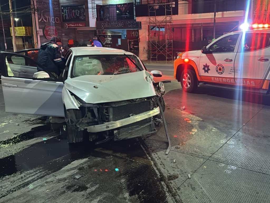 Poblana en presunto estado de ebriedad choca su BMW contra consultorio dental de la 31 Poniente