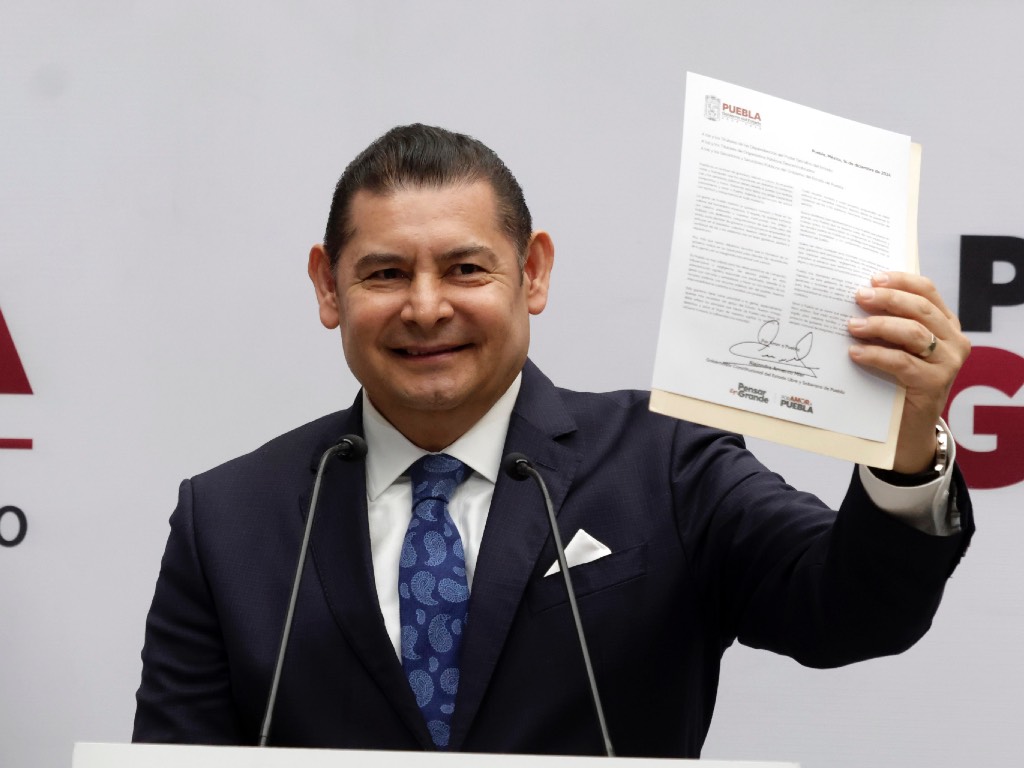 Presenta Alejandro Armenta su declaración patrimonial y la de su familia