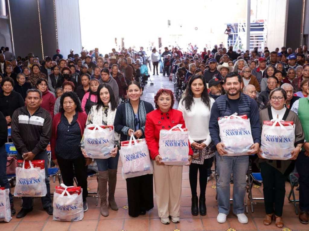 SMDIF de San Andrés Cholula celebra la primera entrega de despensas "Canasta Navideña"