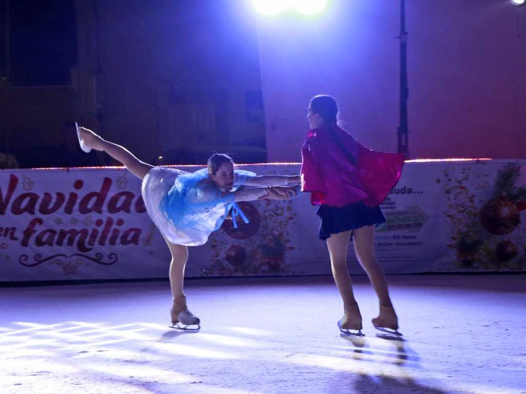 Familias de Cuautlancingo disfrutan el show de patinaje sobre hielo