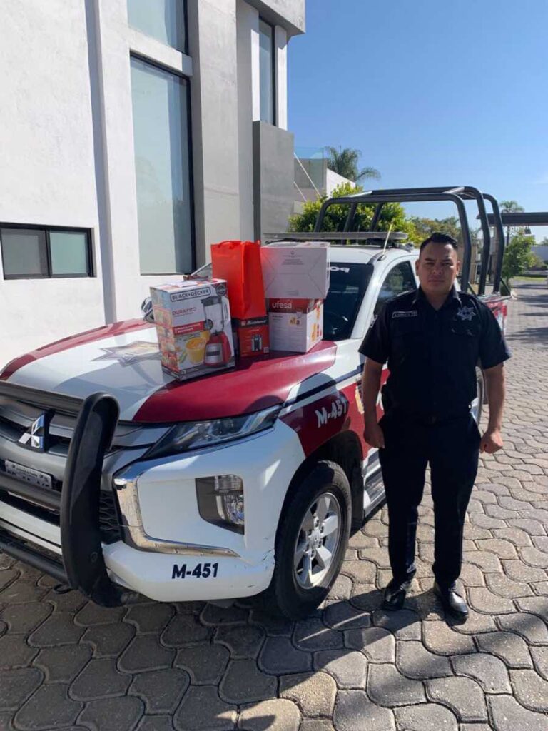 SOS Fitness Lomas colecta y regala electrodomésticos para policías de Ocoyucan y San Andrés