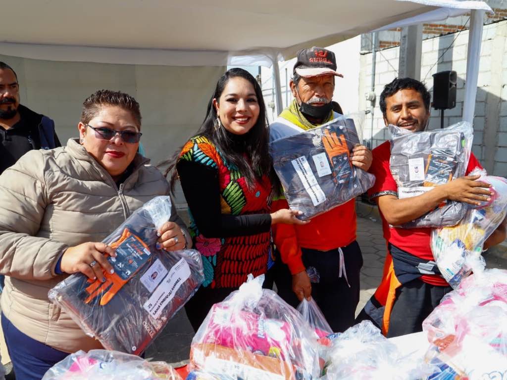 Entregan equipo, uniformes y despensas a trabajadores del Servicio de Limpia de Cholula