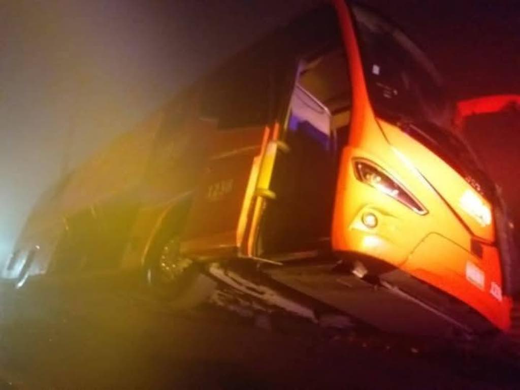 Autobús de ADO casi cae a barranco en la federal Orizaba-Tehuacán