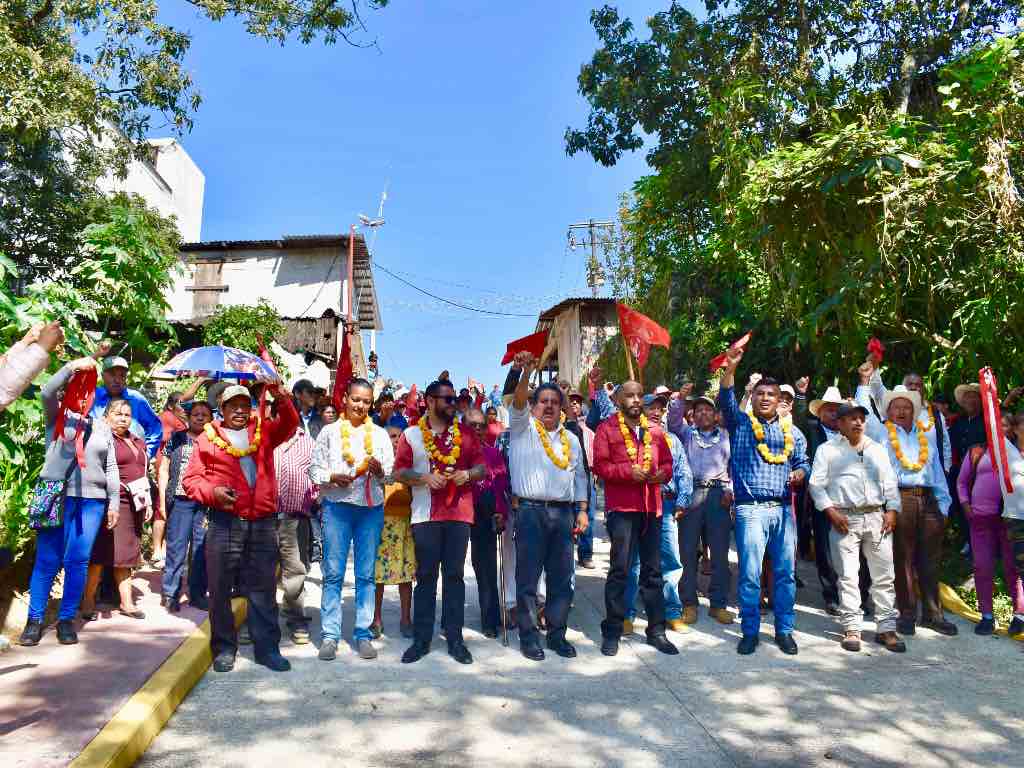 Inauguran calle pavimentada en Tepeixco, Zacatlán