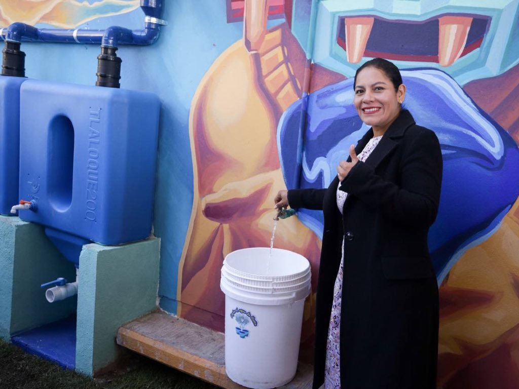 Entrega Lupita Cuautle sistema de captación de agua en Tlaxcalancingo