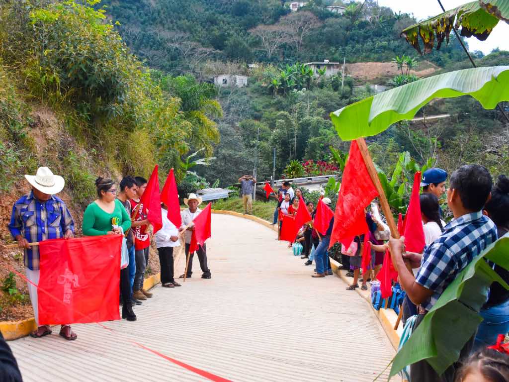 Inauguran pavimentación en Tepetzintla; reconocen gestión de Antorcha