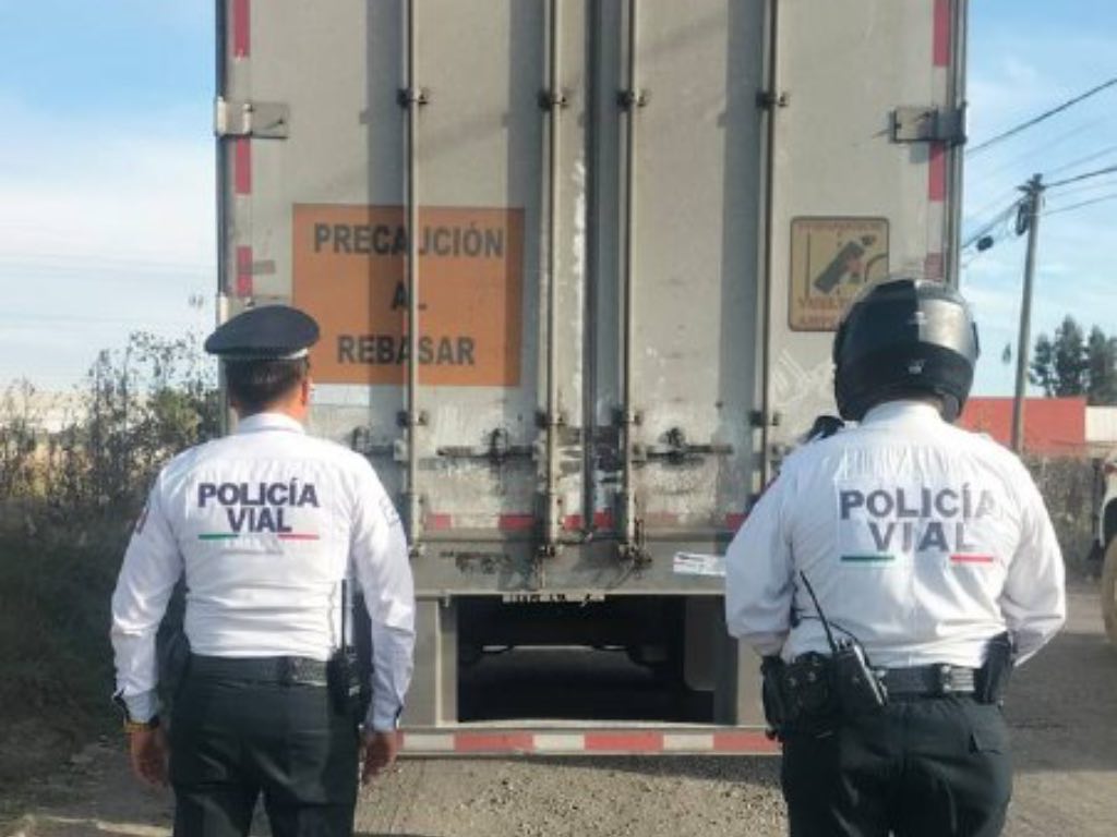 Asegura policía municipal de Coronango tráiler con reporte de robo