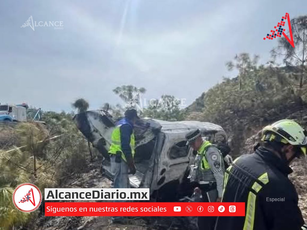 Camioneta se sale de la Cuacnopalan-Oaxaca y se incendia en barranco; conductor falleció