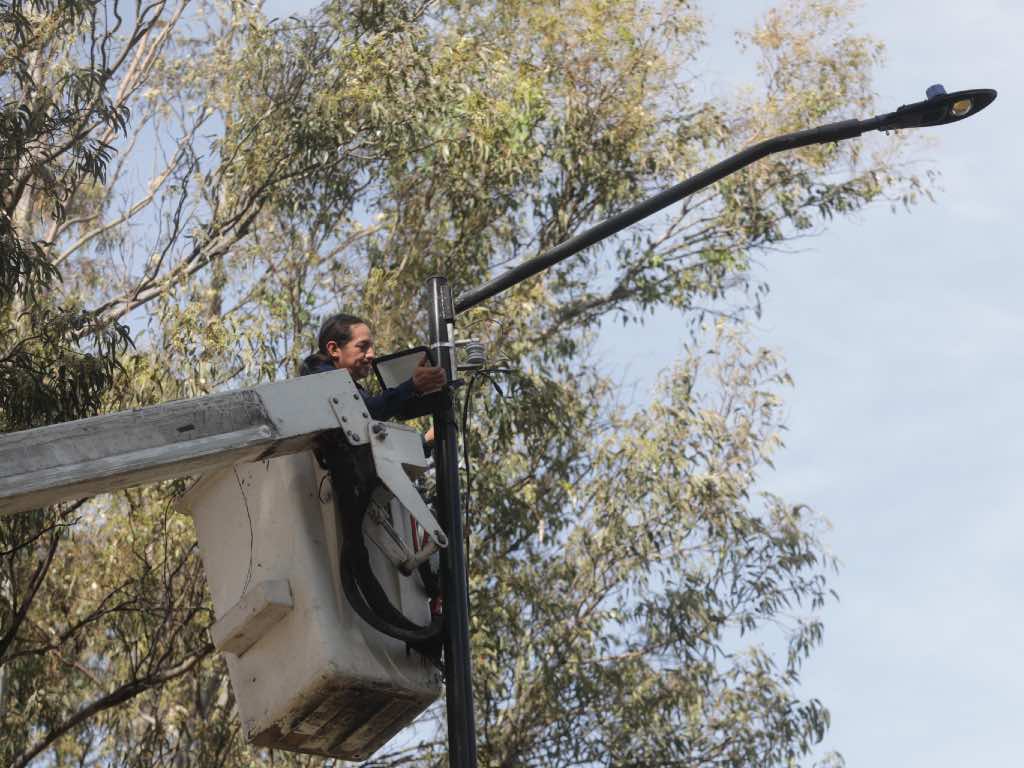 Dan mantenimiento a los espacios públicos del Infonavit Amalucan