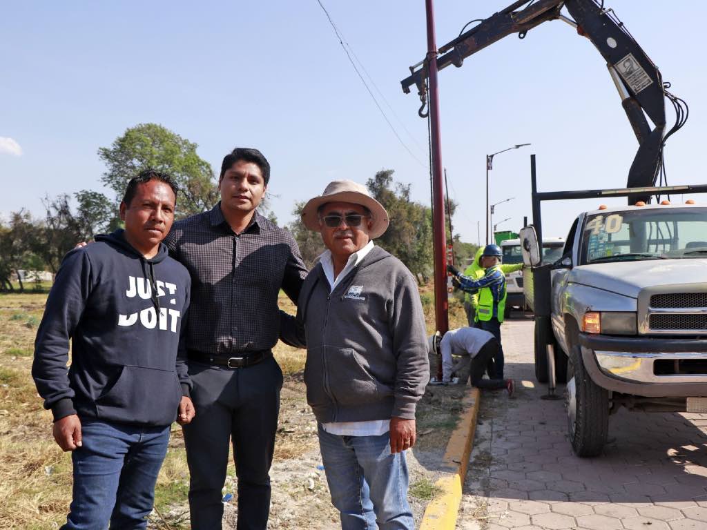 Supervisa Omar Muñoz instalación de luminarias solares en Chautenco