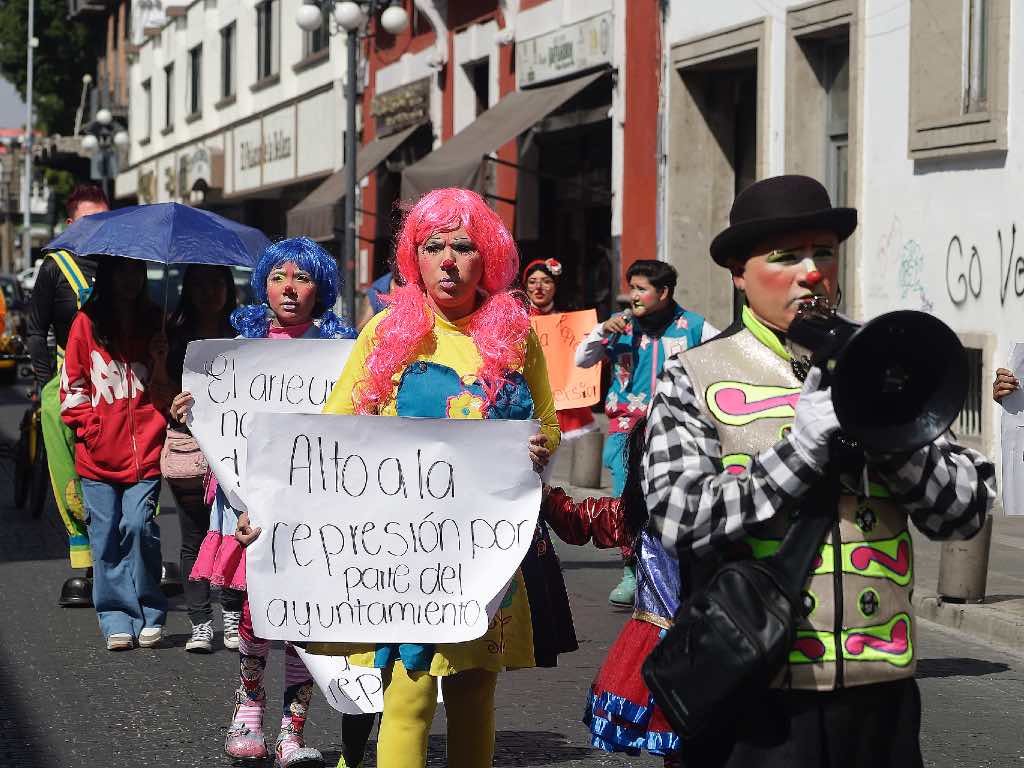 Payasos de Urban Clown marchan para pedir que respeten su sede y horarios de trabajo