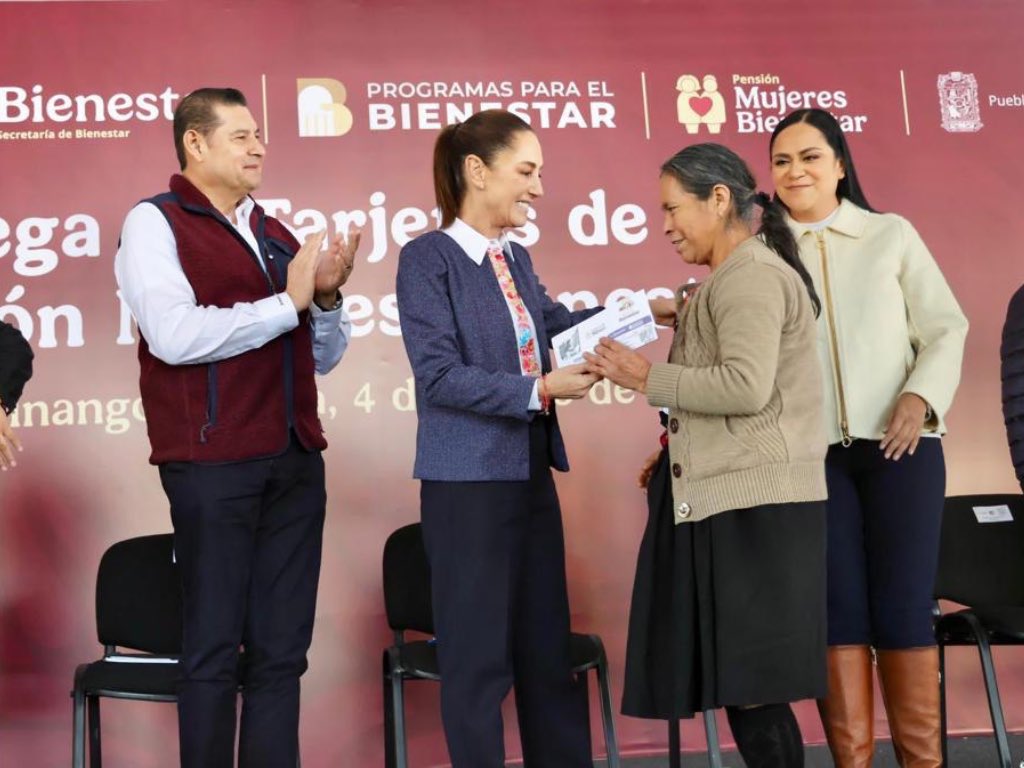 Desde Huauchinango, Claudia Sheinbaum arranca en la entrega de tarjetas de la “Pensión Mujeres Bienestar”