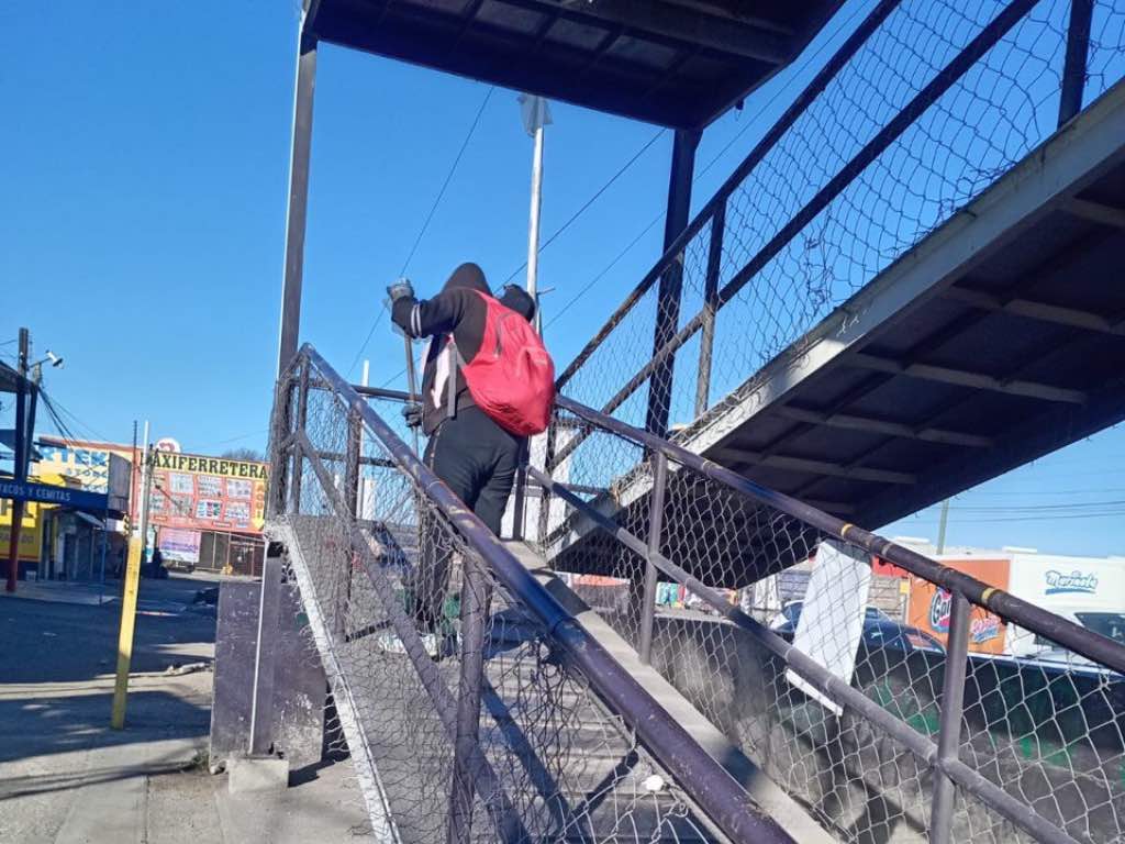 Realizan limpieza y dan mantenimiento a puentes peatonales en Amozoc