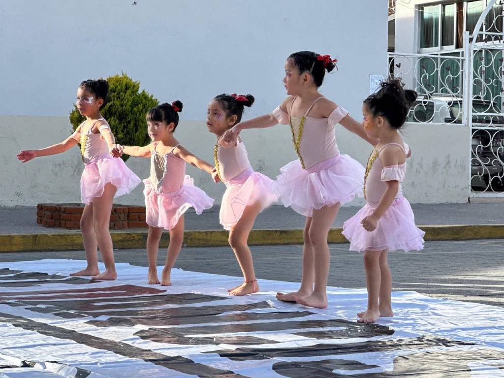 Asombran pequeñas bailarinas con presentación de Danza en zócalo de Amozoc