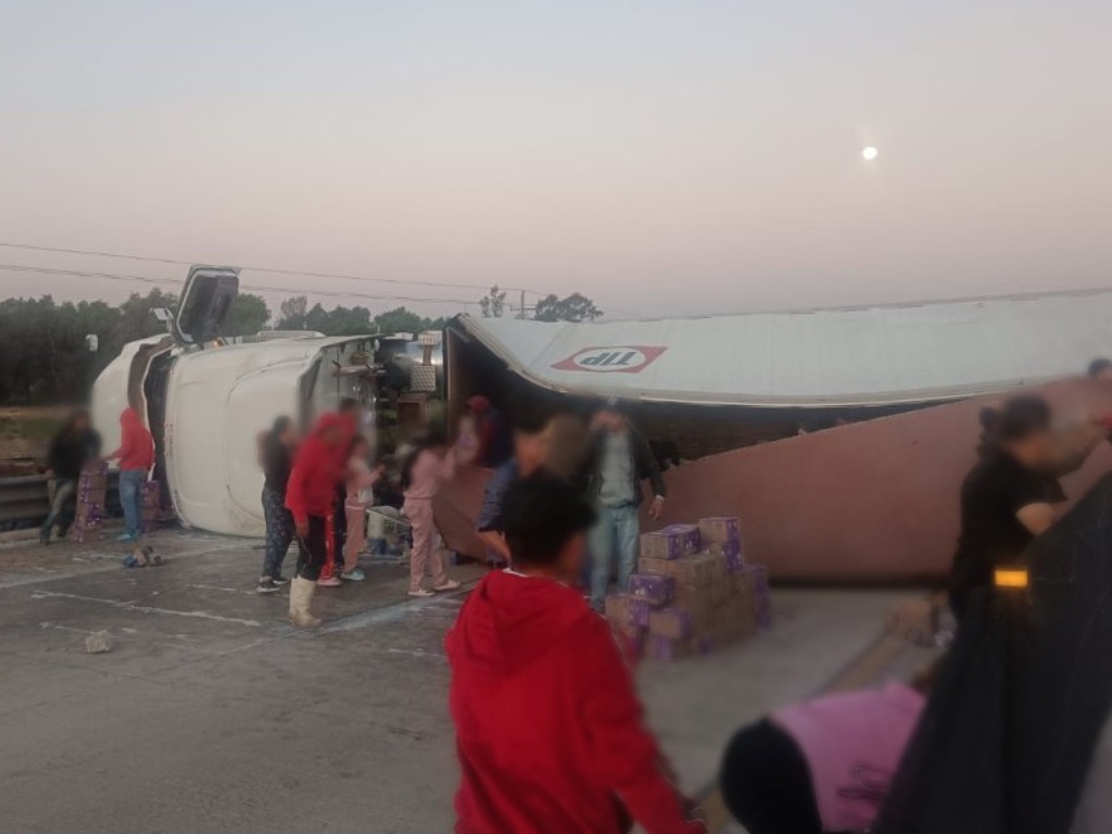 Cierran la Puebla – Orizaba tras volcadura de tráiler, esto sabemos del accidente