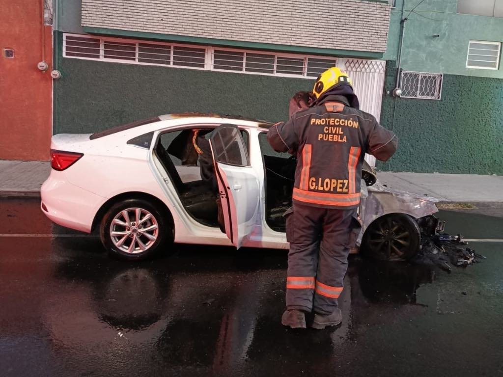 En accidente, auto vuelca y se incendia en la Recta a Cholula, grupo de jóvenes sobrevivió