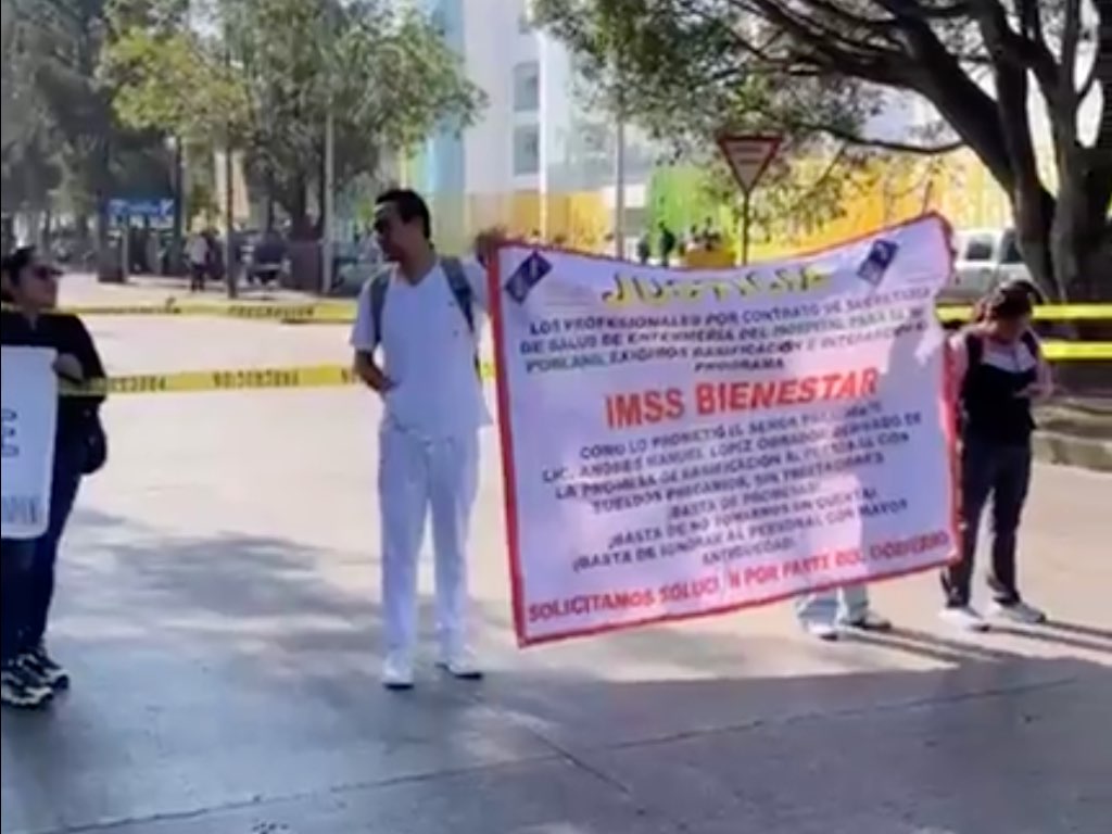 Personal de enfermería del HNP cierran Bulevar del Niño Poblano; exigen basificación e incorporación al IMSS-Bienestar
