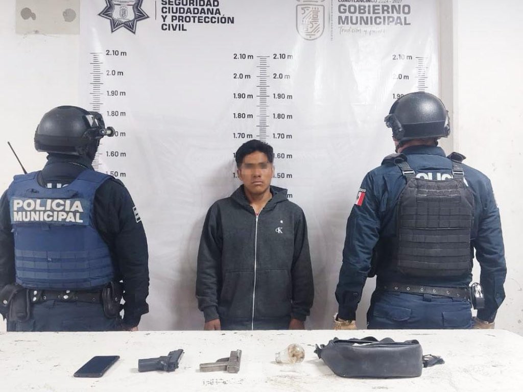 Detienen a Ángel N., en Cuautlancingo afuera de una tienda con Detienen a Ángel N., en Cuautlancingo afuera de una tienda con dos armas