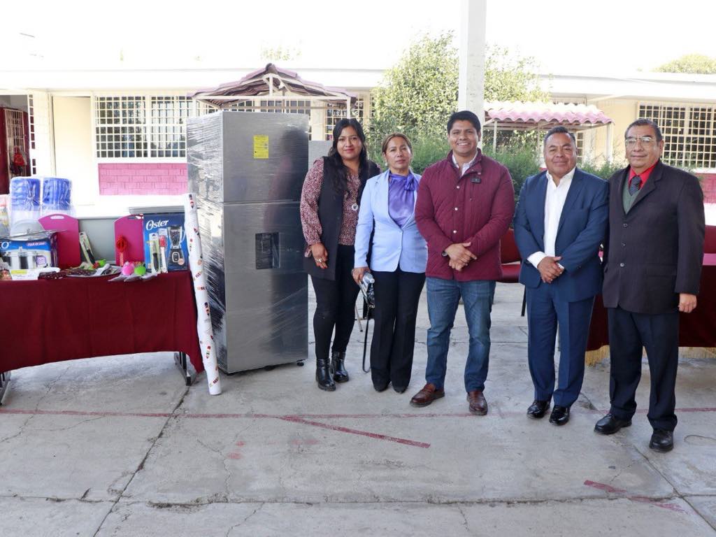 Entrega Ayuntamiento de Cuautlancingo equipamientos a primarias de Almecatla y Sanctorum