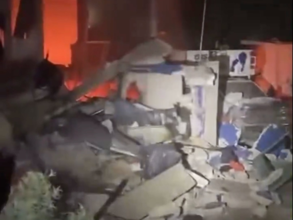 Explosión en la Donaldo Colosio deja vivienda destruida y personas lesionadas
