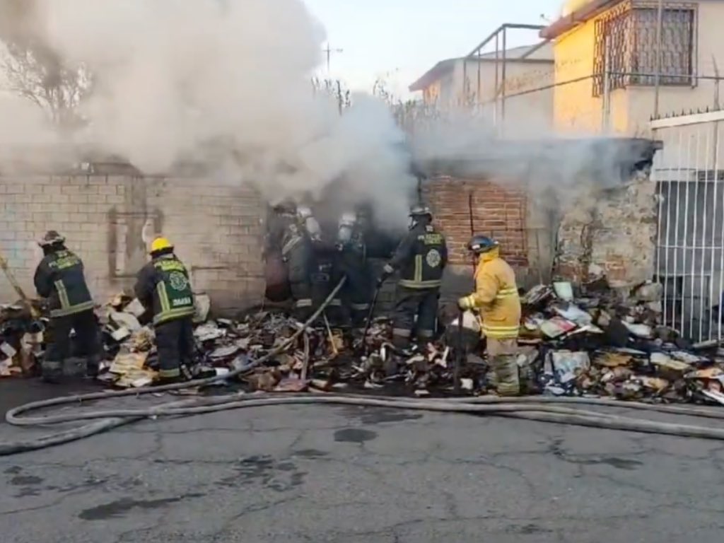 Incendio en casa en la Santa María sorprende a vecinos, almacenaban cartón y reciclaje