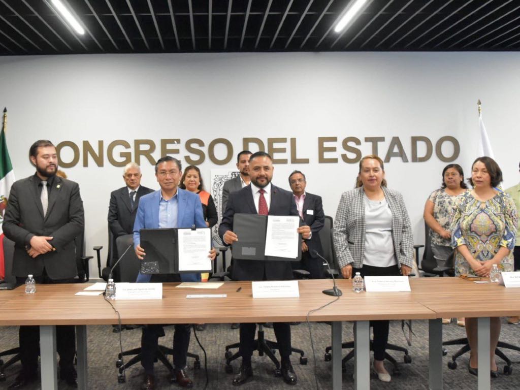 Firma José Luis Figueroa convenio en favor de los migrantes