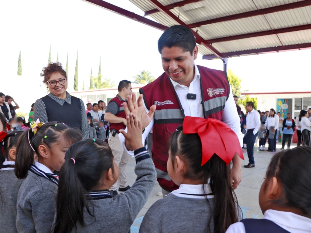 Omar Muñoz mantenimiento escuela