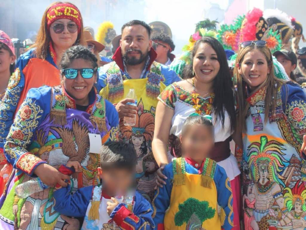 Tonantzin Fernández encabeza Carnaval de Cholula y desfila junto a tres mil carnavaleros