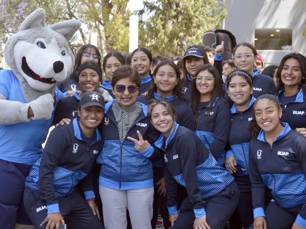Reconoce la BUAP a más de 600 atletas y entrenadores con uniformes