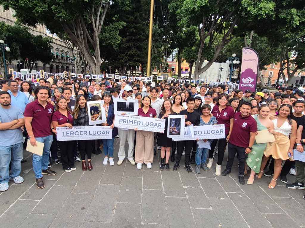 Reúne La Mirada Joven de Puebla 145 fotografías de la capital en el Zócalo