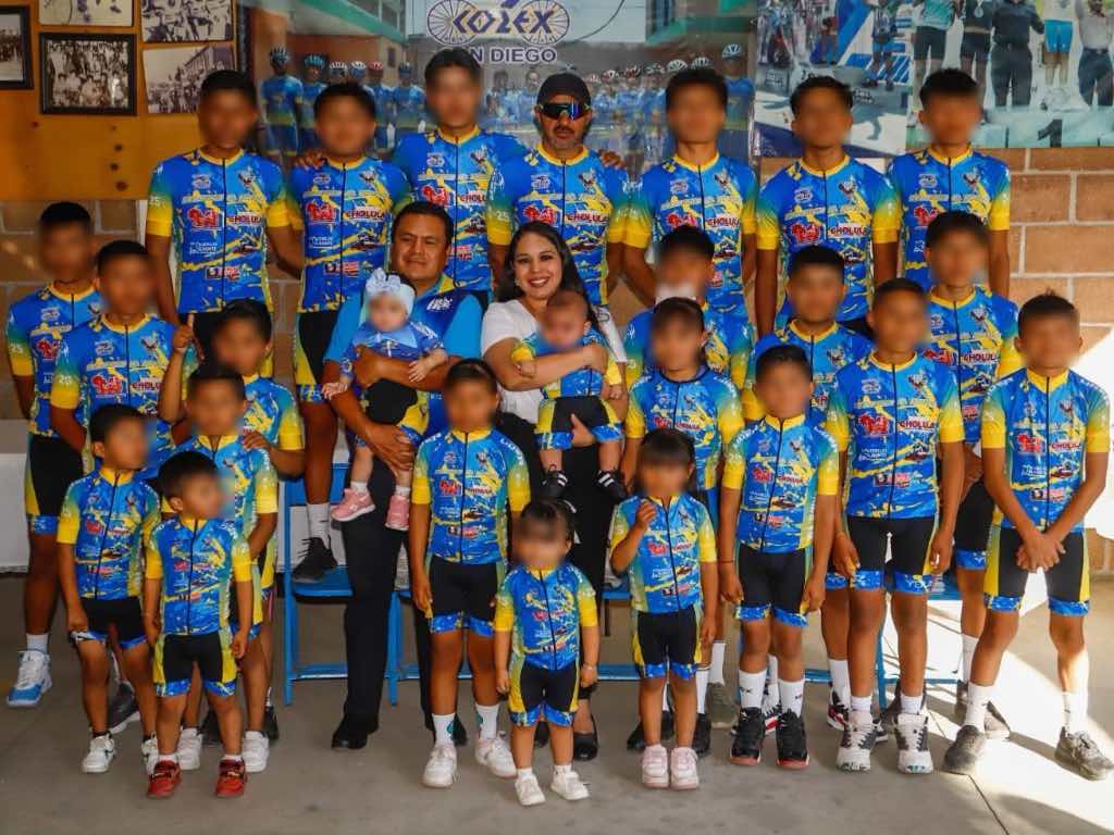 Reciben uniformes deportivos 25 jóvenes ciclistas de San Diego Cuachayotla