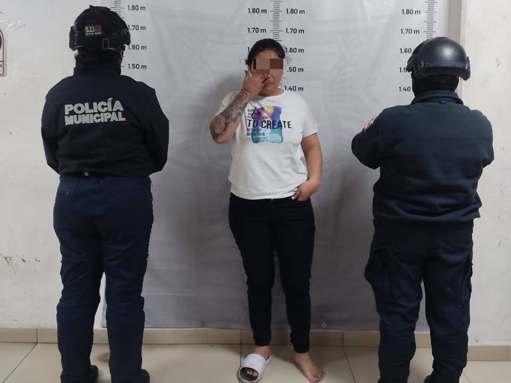 Detienen a Eliana N., mujer colombiana, por agredir a policías tras riña en Cuautlancingo