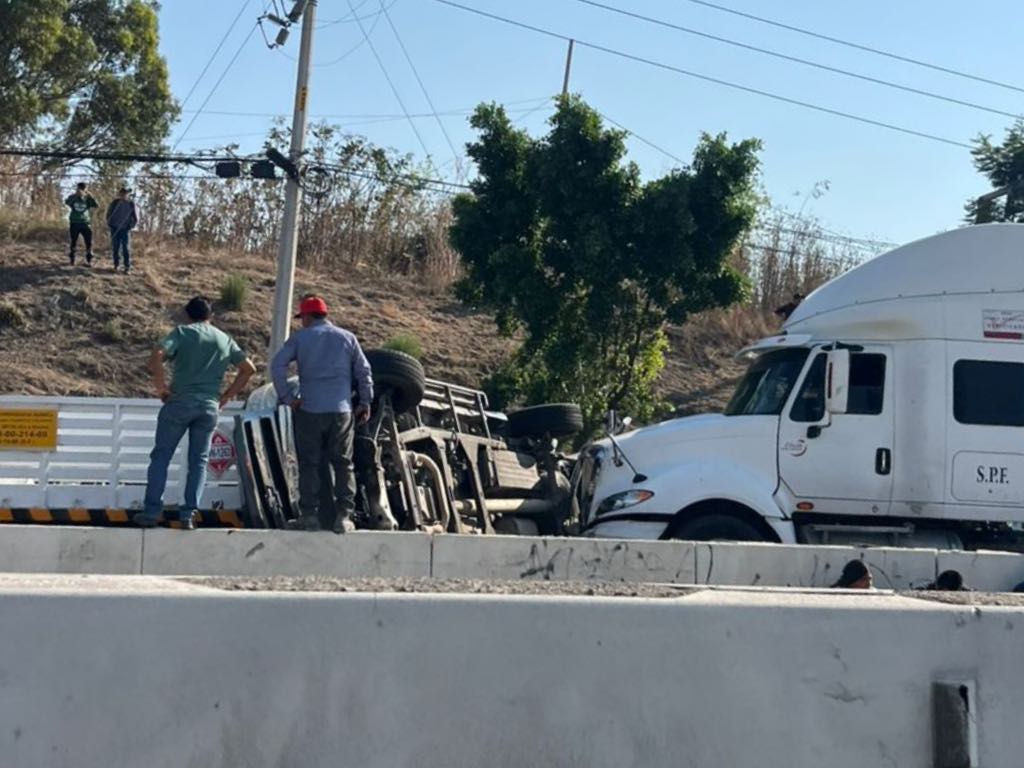 Circulación cerrada por carambola: Tráiler se lleva al menos 8 vehículos en Periférico Ecológico