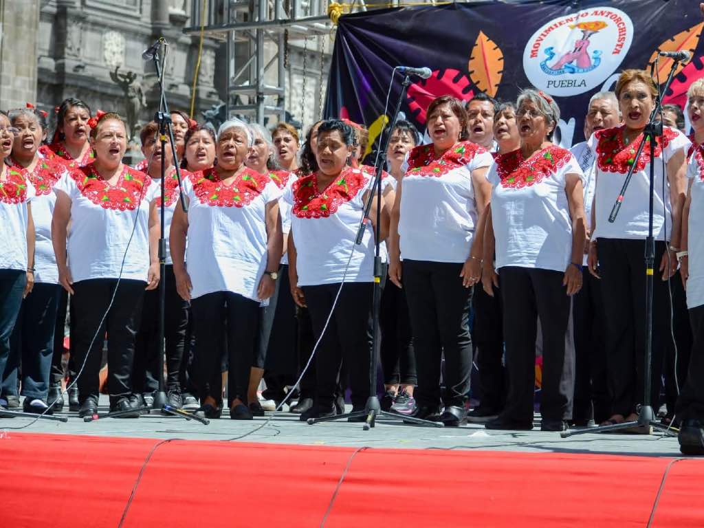Colonias capitalinas llenan de arte el zócalo de Puebla