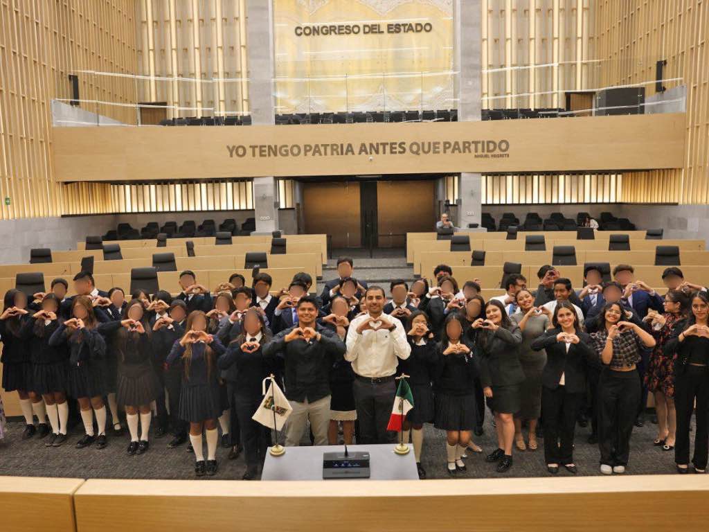 Acompaña Omar Muñoz a jóvenes de Almecatla que fueron Diputados por un día en el Congreso