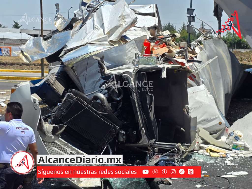 Tráiler cae de puente del Periférico en Amozoc; pobladores hacen rapiña
