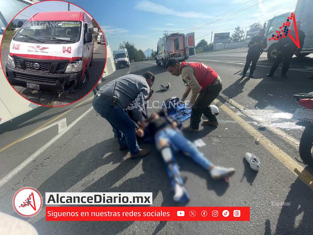 Combi embiste a mujeres que viajaban en motocicleta en Chignautla